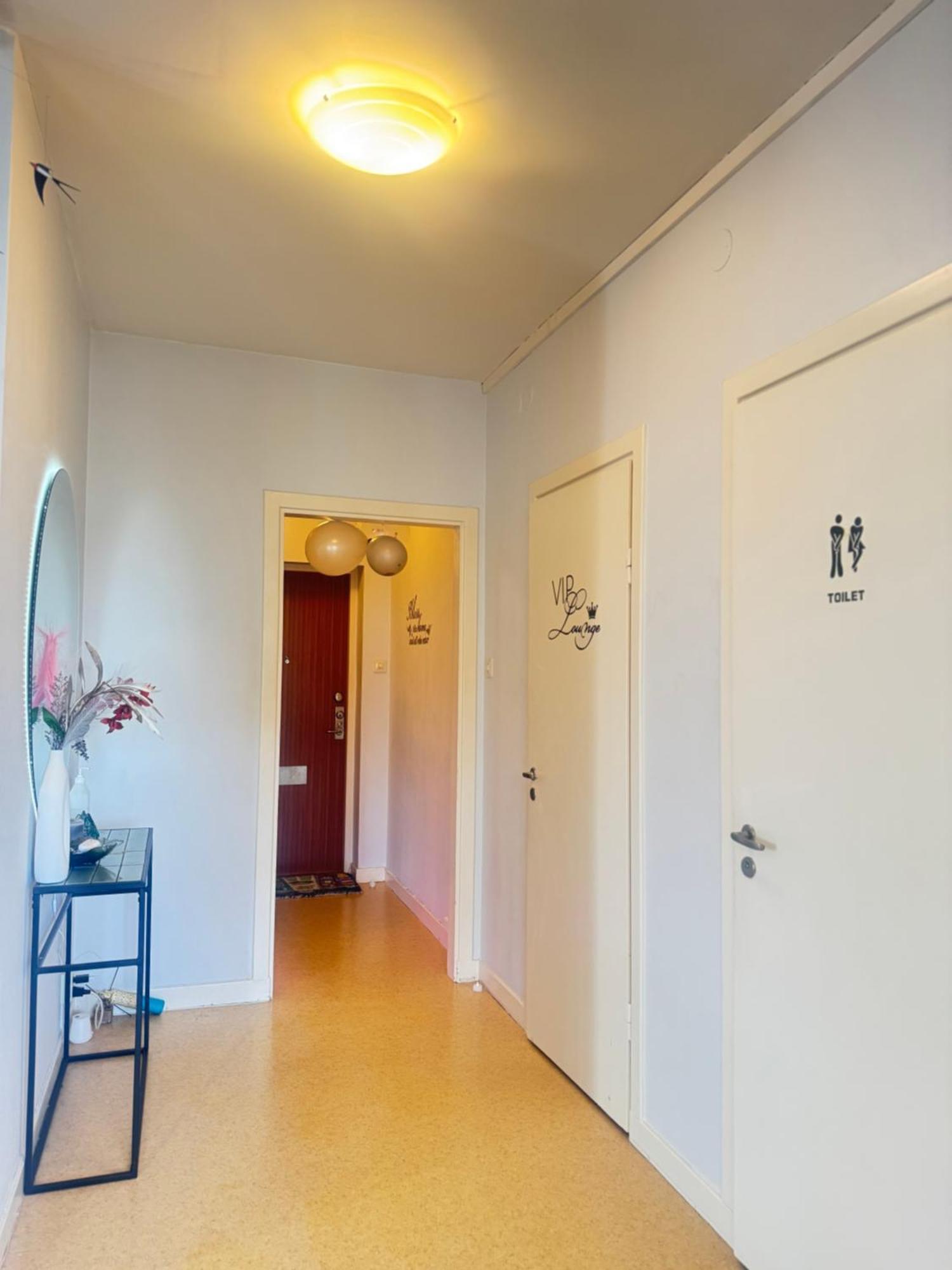 Guest Within Walking Distance To Station Privatunterkunft *