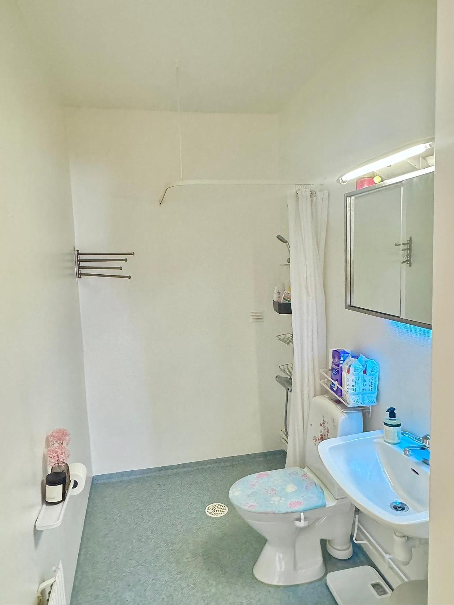 Privatunterkunft Guest Within Walking Distance To Station